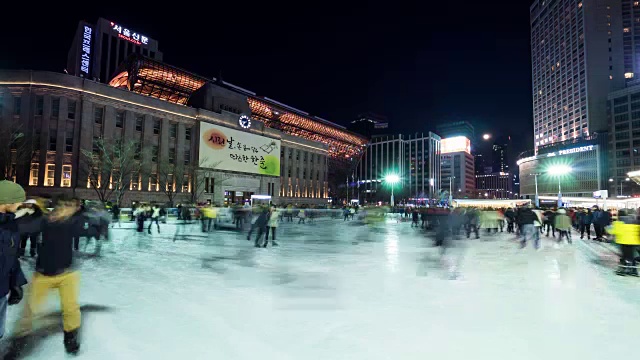 人们在首尔市政厅广场滑冰的夜景视频素材