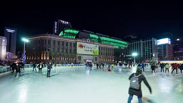 人们在首尔市政厅广场滑冰的夜景视频素材