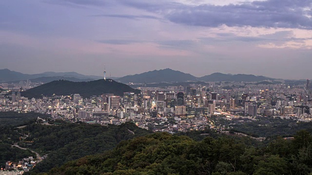 从北首尔塔周围的Bugaksan山日落到夜晚视频素材