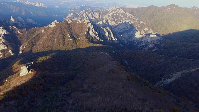 鸟瞰图覆盖了许多枫树在雪山山国家公园秋天视频素材