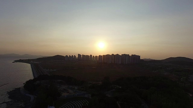 日落时分，永宗岛圭帕特奥码头的城市景观视频素材