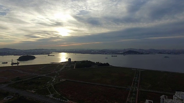 日落时的荣宗天空城(计划中的城市)海景视频素材