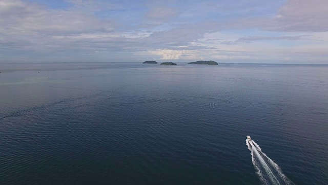 在Kota Kinabalu有水平线和Tourboat海景视频素材