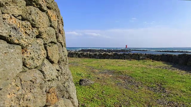 Sehwari村有石墙和灯塔的海景视频素材