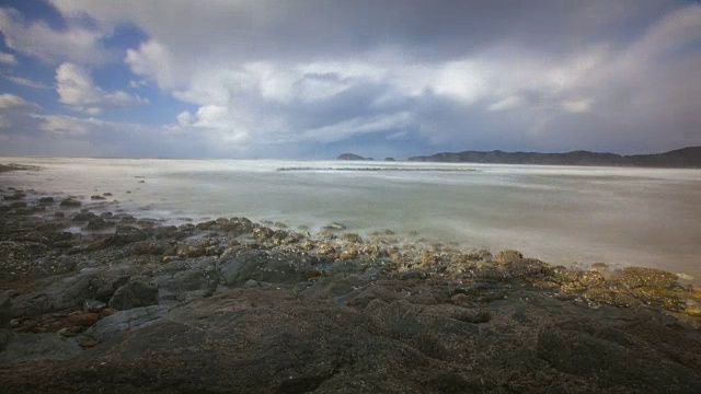 Unyo海滩海景在穆迪天空视频素材