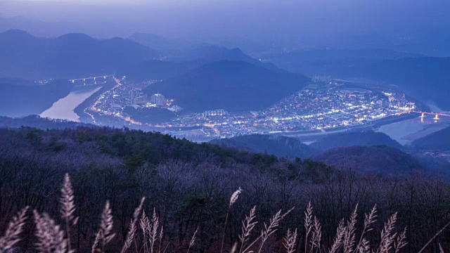 从羊白山看丹阳枪地区的夜景视频素材