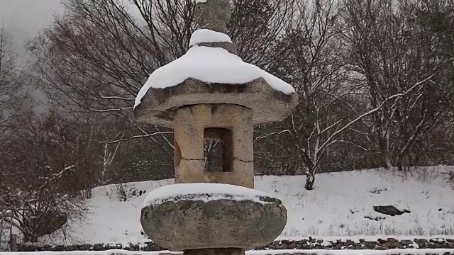 中原美莲石登的雪景(历史寺庙遗址)视频素材