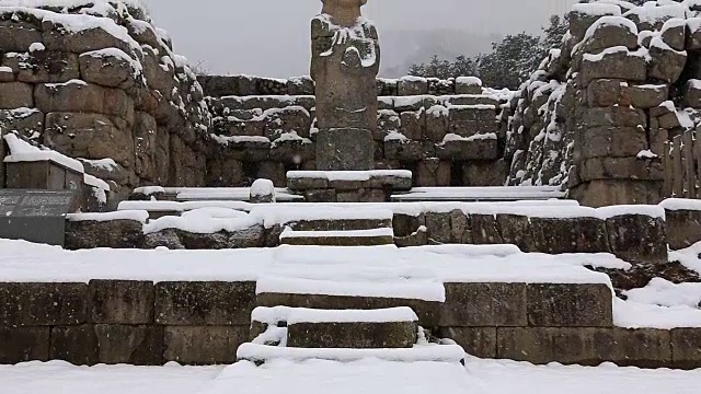 中原美莲阁石雕佛像(韩国珍藏96号)雪景视频素材