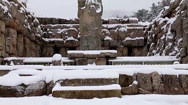 中原美莲阁石雕佛像(韩国珍藏96号)雪景视频素材