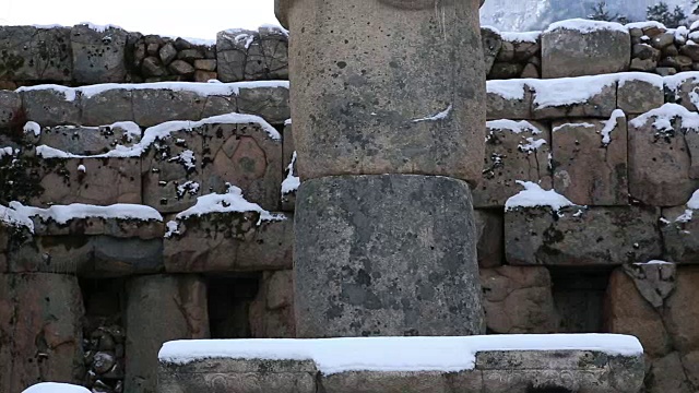 中原美莲阁石雕佛像(韩国珍藏96号)雪景视频素材