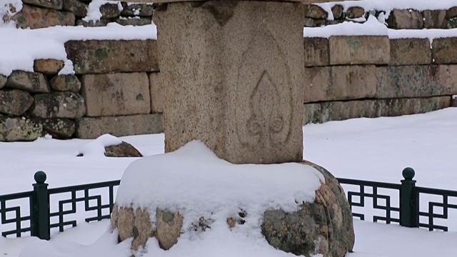 中原寺(历史寺庙遗址)的三龙寺Sagakseokdeung雪景视频素材