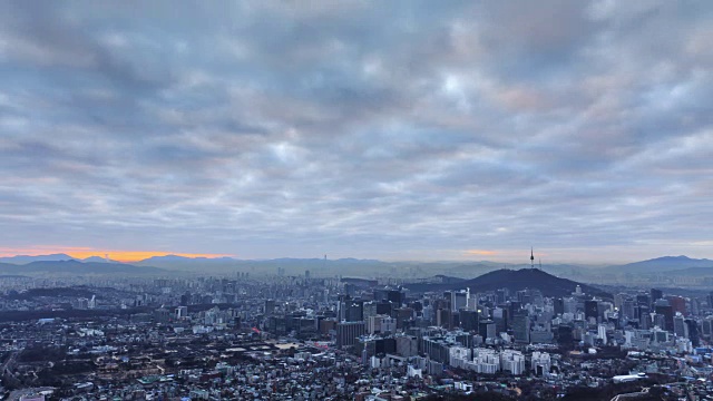 从英望三山升起的钟no-gu地区的城市景观视频素材