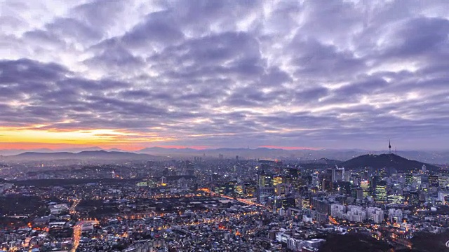 从英望三山升起的钟no-gu地区的城市景观视频素材