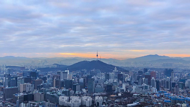 从英望三山升起的钟no-gu地区的城市景观视频素材