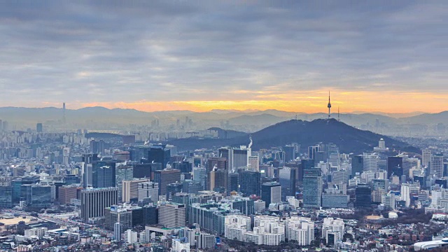 从英望三山升起的钟no-gu地区的城市景观视频素材