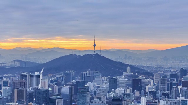 从英望三山升起的钟no-gu地区的城市景观视频素材