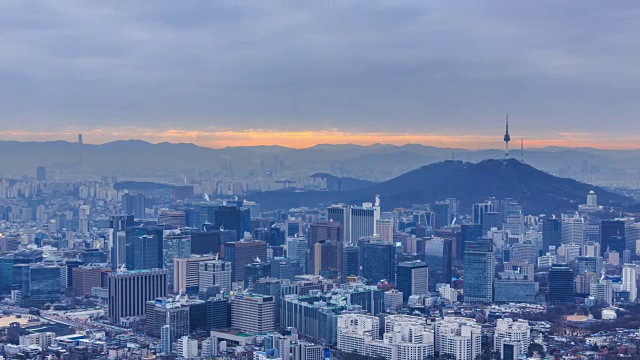 从英望三山升起的钟no-gu地区的城市景观视频素材