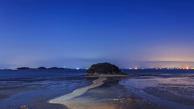 退潮时Seonjaedo岛Mokseom(自然地标)的夜晚景观视频素材