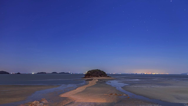 Seonjaedo岛Mokseom(自然地标)的夜晚景观视频素材