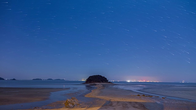 涨潮时的星径和Mokseom(自然地标)的夜景视频素材