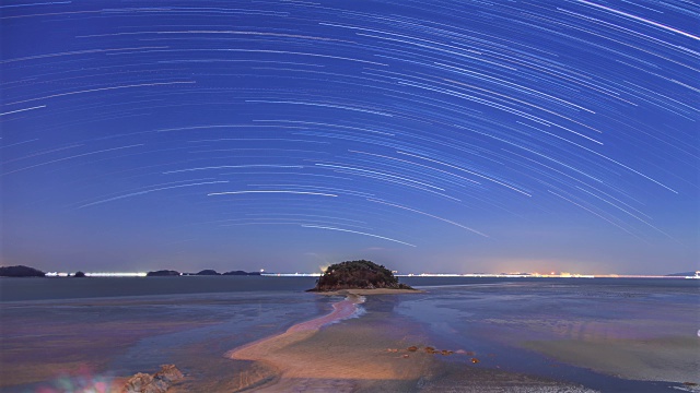 涨潮时的星径和Mokseom(自然地标)的夜景视频素材