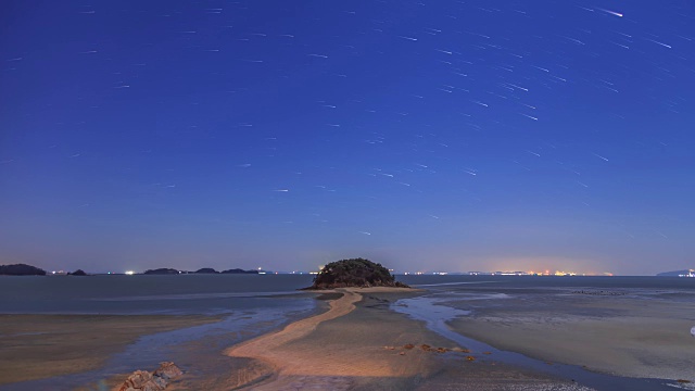 涨潮时的星径和Mokseom(自然地标)的夜景视频素材