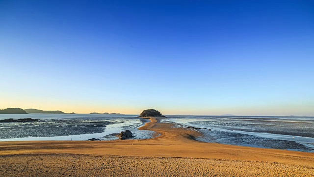 退潮时Seonjaedo岛Mokseom(自然地标)的日出景观视频素材