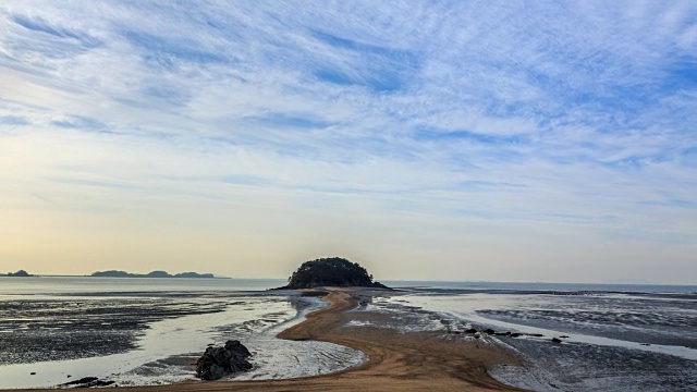 退潮时Seonjaedo岛Mokseom(自然地标)景观视频素材