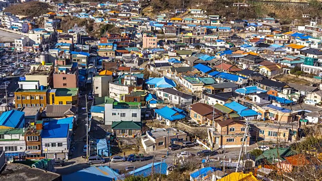 木木港渔村与住宅区的乡村景象视频素材