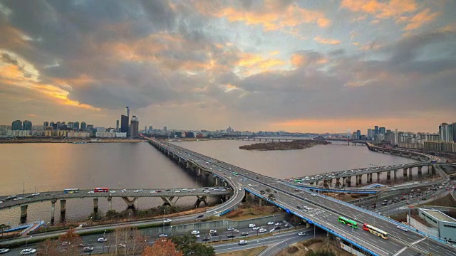 韩港河上的马波大叶桥和巴姆岛的日落视频素材