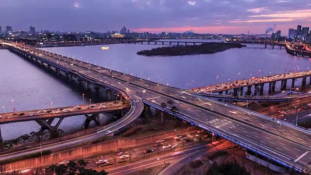 韩港河上的马波大叶桥和巴姆岛夜景视频素材