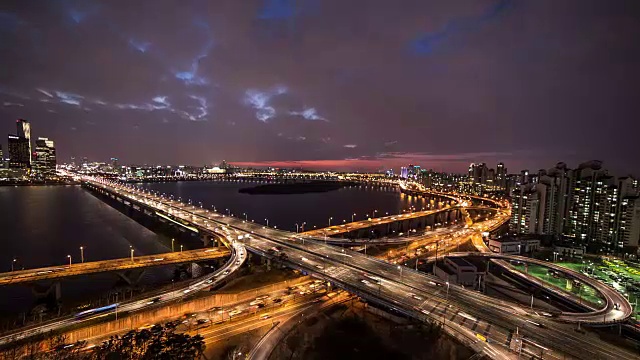 韩港河上的马波大叶桥和巴姆岛夜景视频素材