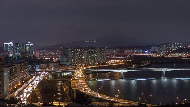 汉江上的元孝大学桥和江边本诺公路夜景视频素材