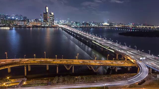 汉江马波大江大桥夜景，内有汝矣岛商业区和国会大厦视频素材