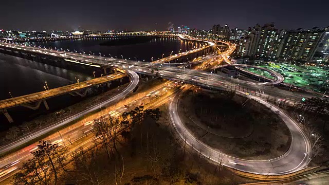 韩港河上的马波大叶桥和巴姆岛夜景视频素材