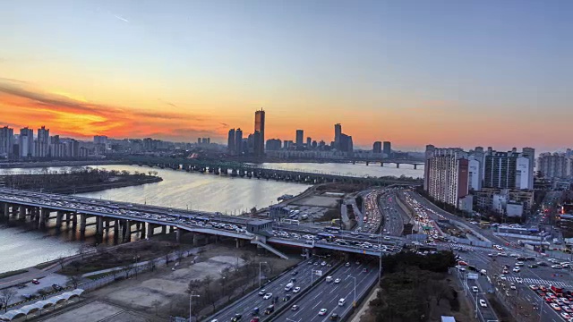 汉江cheolgyo铁路桥、汉江大城桥、江边本野高速公路的日落景观视频素材