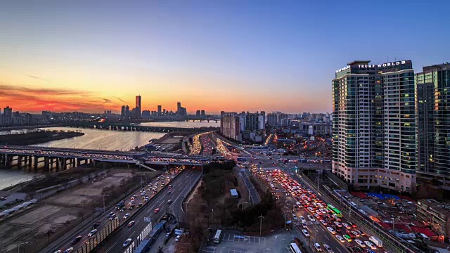 汉江大桥和江边本诺高速公路的日落景观视频素材