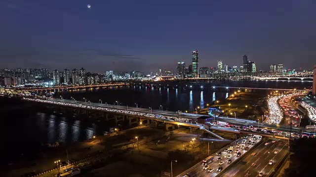 汉江大桥和江边本野高速公路的市区夜景和交通状况视频素材