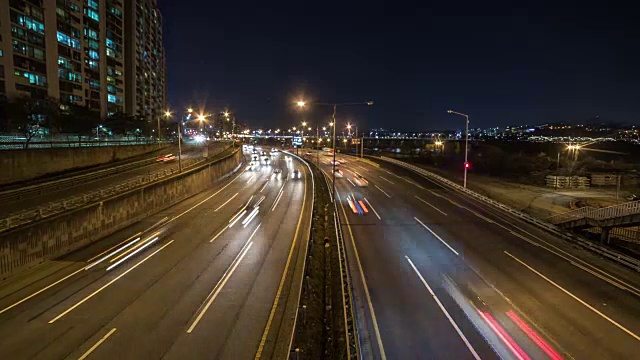 江边本诺高速公路的交通夜景视频素材