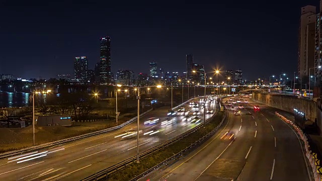 江边本诺高速公路和63号大楼的交通夜景视频素材