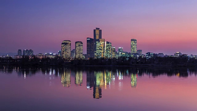 日落到夜景的Yeouido商业区与Bamseom岛在汉江视频素材