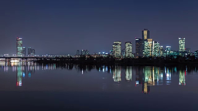 首尔汝矣岛商圈夜景，汉江两岸岛视频素材