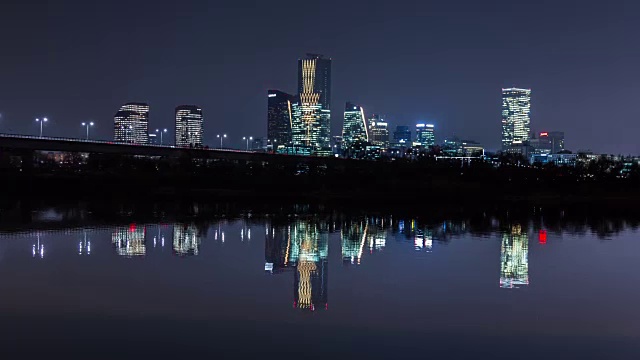 汉江上的Bamseom岛和Yeouido商务区夜景视频素材