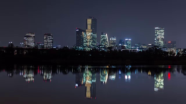 汉江上的Bamseom岛和Yeouido商务区夜景视频素材