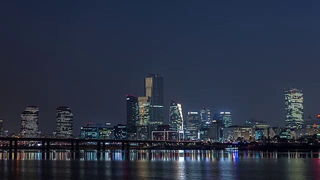 汉江上的荣道商务区和马波大江桥夜景视频素材