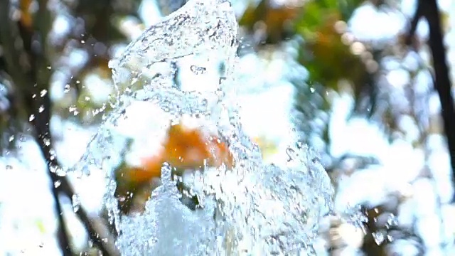 慢镜头，喷泉溅起水花视频素材