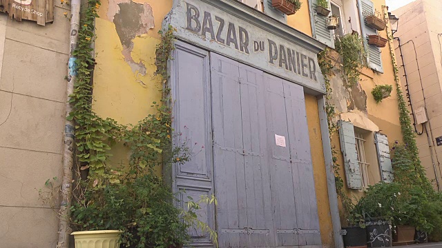 老城区“Bazar du Panier”商店的紧闭木门视频素材