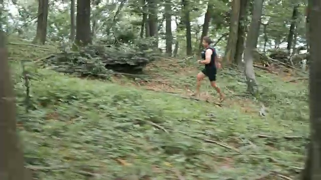 空中男子在森林里奔跑视频素材