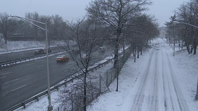 暴风雪期间的公路交通视频素材