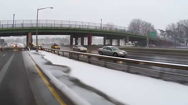 (后POV)在暴风雪期间在高速公路上行驶视频素材